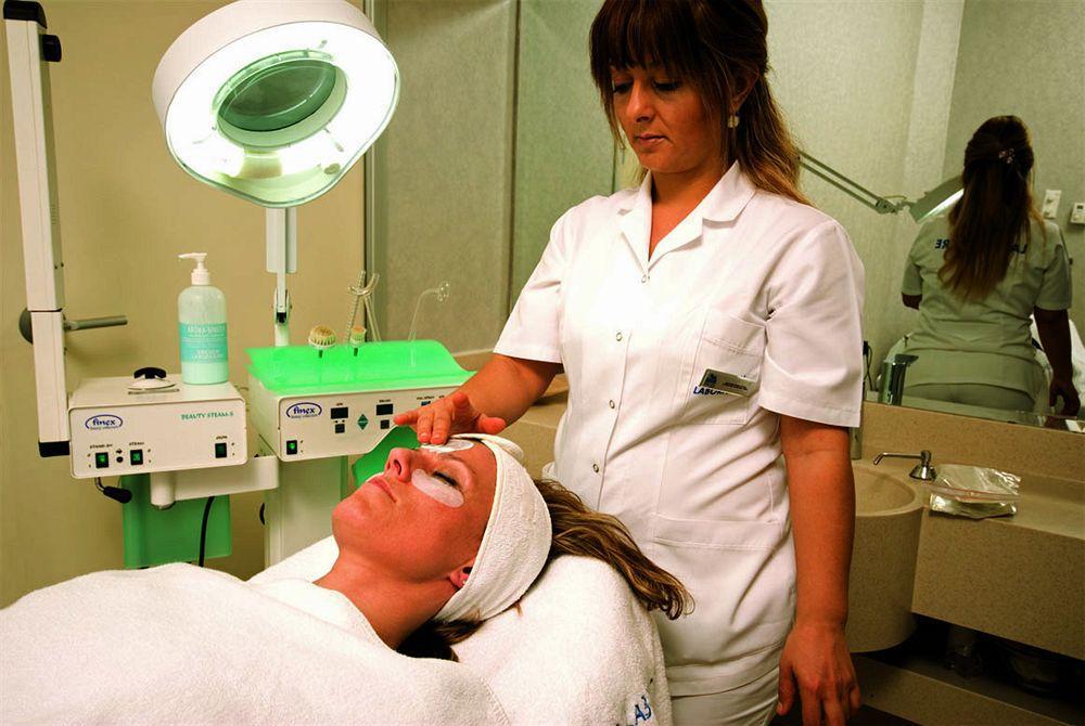 בויוקצ'קמג'ה Eser Premium Hotel & Spa מראה חיצוני תמונה A cosmetologist at work
