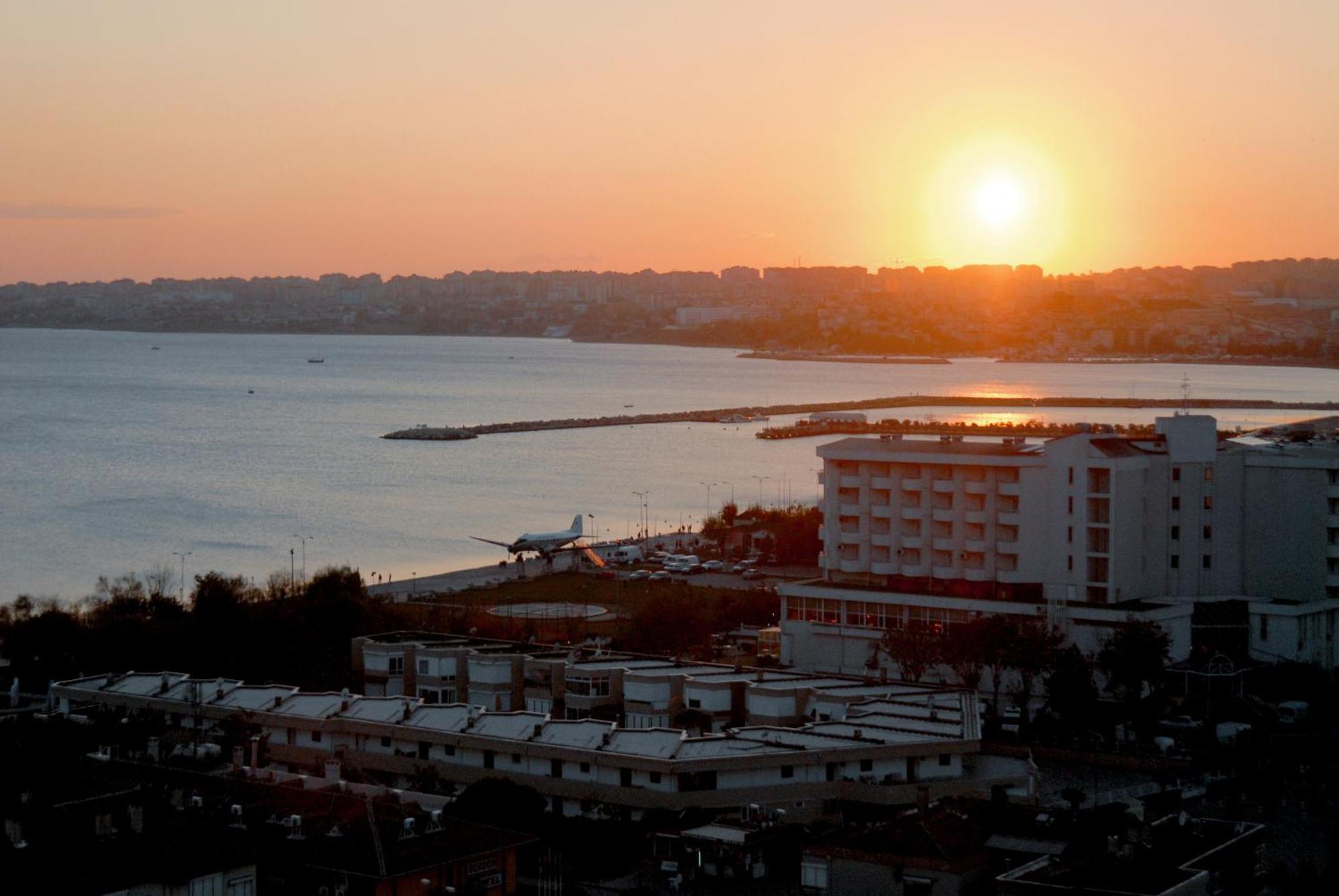 בויוקצ'קמג'ה Eser Premium Hotel & Spa מראה חיצוני תמונה Sunset over the Gulf of Chania