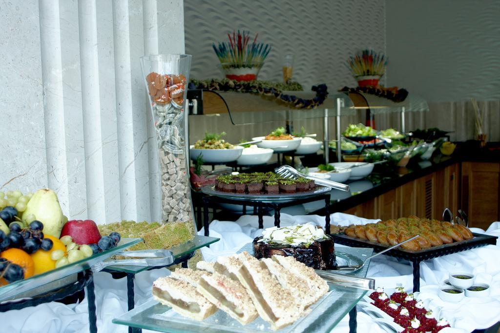 בויוקצ'קמג'ה Eser Premium Hotel & Spa מראה חיצוני תמונה A buffet