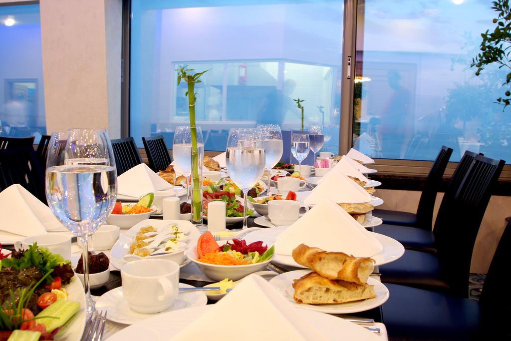 בויוקצ'קמג'ה Eser Premium Hotel & Spa מראה חיצוני תמונה A table set for a meal
