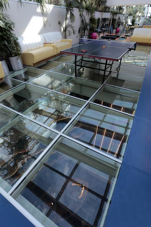בויוקצ'קמג'ה Eser Premium Hotel & Spa מראה חיצוני תמונה A glass floor