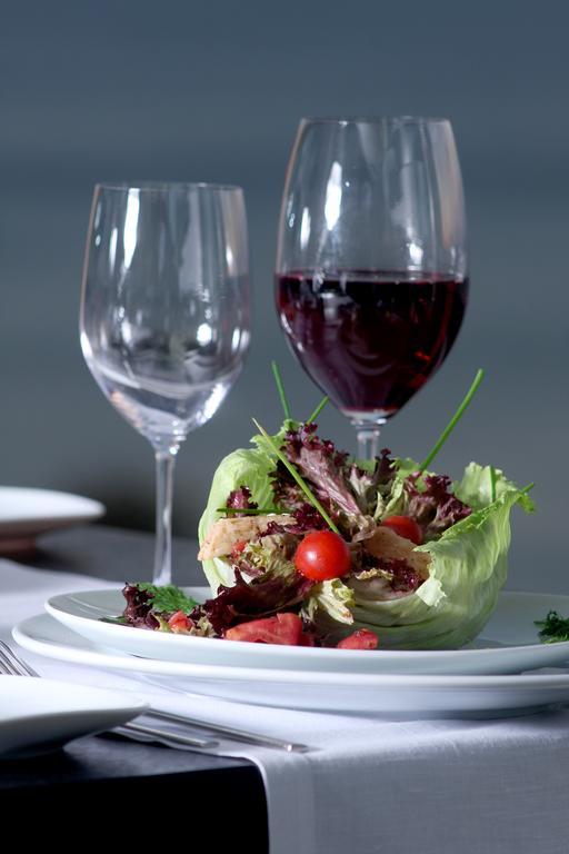 בויוקצ'קמג'ה Eser Premium Hotel & Spa מראה חיצוני תמונה A salad and wine