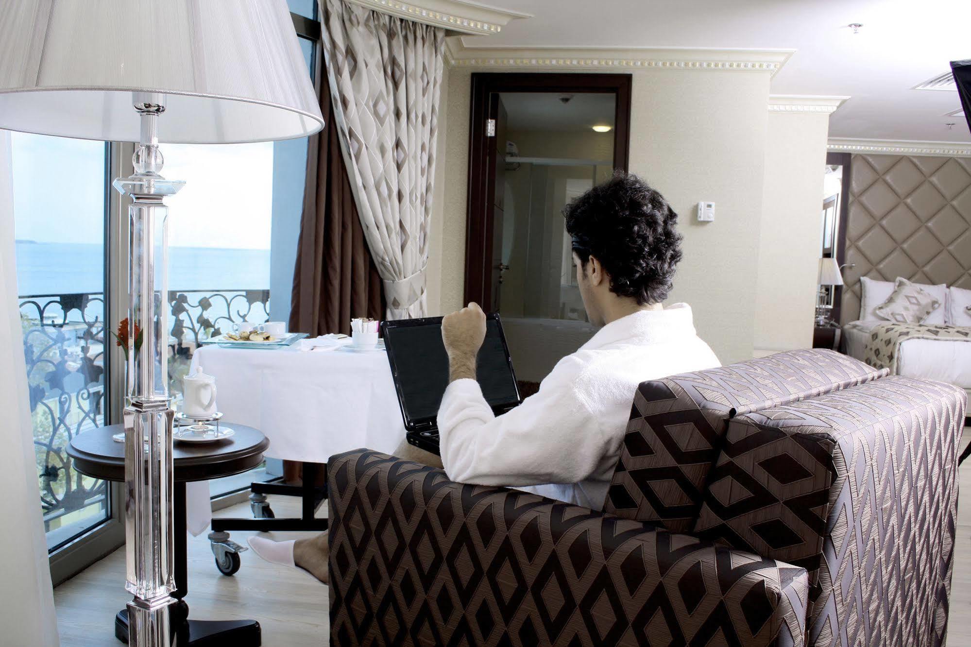 בויוקצ'קמג'ה Eser Premium Hotel & Spa מראה חיצוני תמונה A guest using the hotel's Wi-Fi service