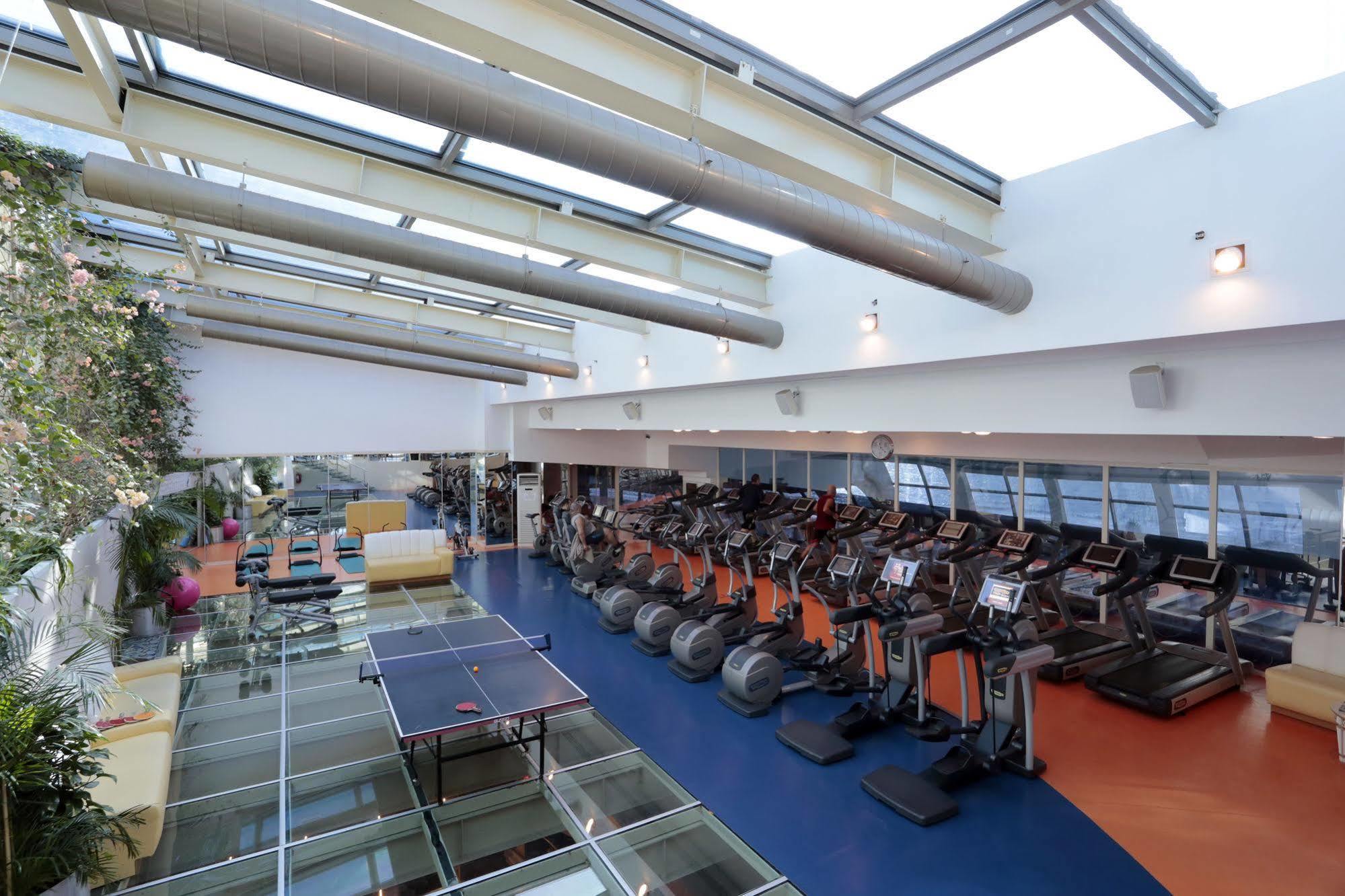 בויוקצ'קמג'ה Eser Premium Hotel & Spa מראה חיצוני תמונה The Sports and Leisure Centre